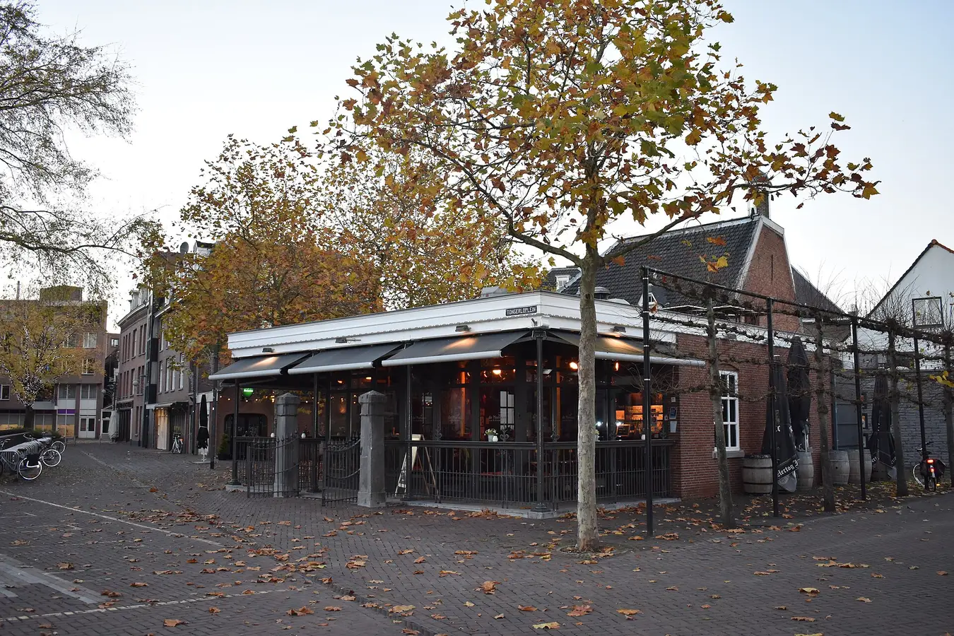 Bebouwing aan het Tongerloplein in Roosendaal. Rechtenvrije foto, CC BY-SA 4.0.