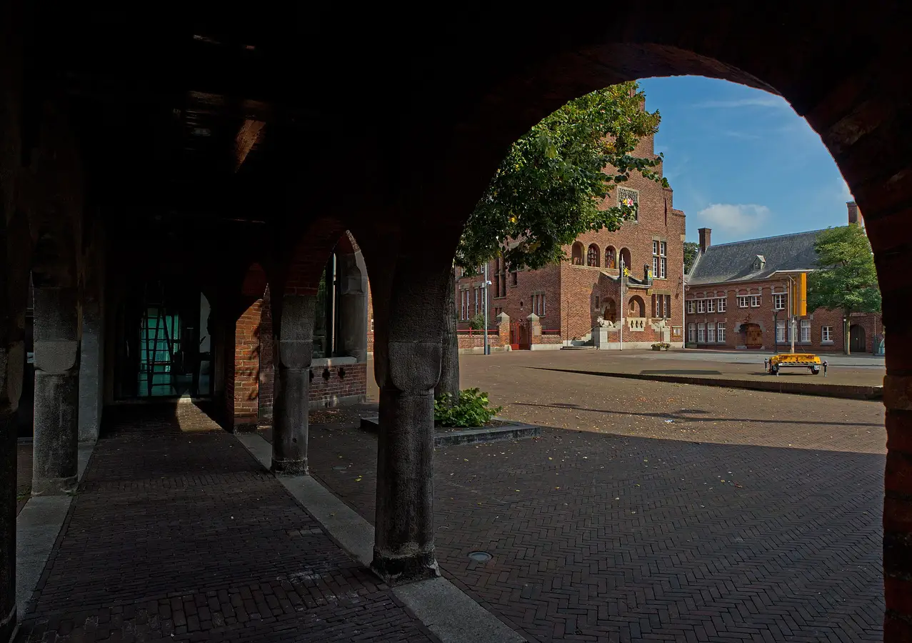 Het raadhuis van Waalwijk. Rechtenvrije foto, CC BY-SA 4.0.