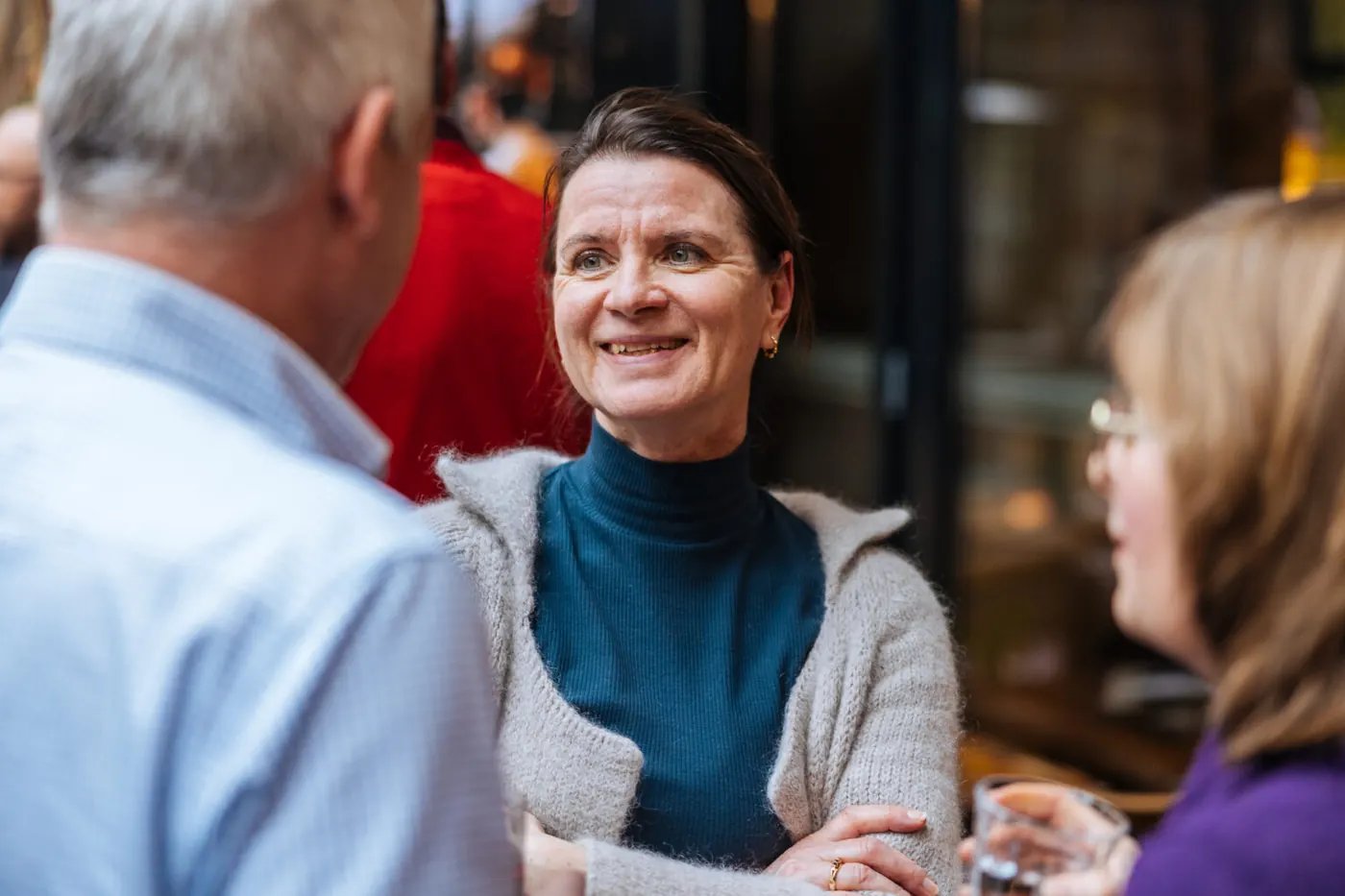 Twee vrouwen van het team van Matchvermogen in gesprek aan een tafel. Foto gepubliceerd op matchvermogen.nl.